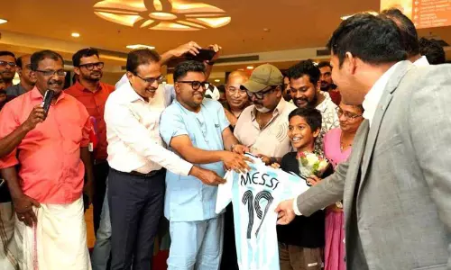 മെസ്സി ജഴ്സിയും ഫുട്ബാളും സമ്മാനമായി ഏറ്റുവാങ്ങി അനോഷ് ആശുപത്രി വിട്ടു