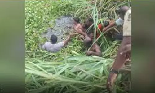 മജിസ്ട്രേട്ടിന് മുന്നിൽ ഹാജരാക്കുന്നതിനിടെ പൊലീസുകാരെ ആക്രമിച്ച് കടന്ന പ്രതിയെ ഇടപ്പള്ളി തോട്ടിൽനിന്നും പിടികൂടി