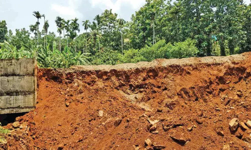 ക​ന​ത്ത മ​ഴ​യി​ൽ ബൈ​പാ​സി​ന്റെ സം​ര​ക്ഷ​ണ​ഭി​ത്തി ഇ​ടി​ഞ്ഞു​വീ​ണു
