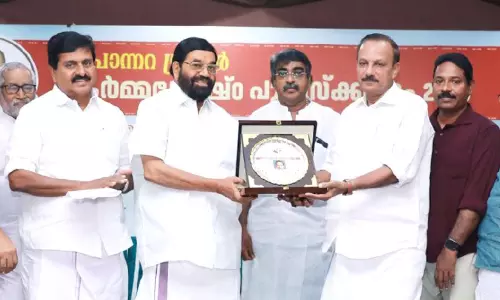 ക​ര്‍മ​ശ്രേ​ഷ്ഠ പു​ര​സ്‌​കാ​രം സ​ണ്ണി തോ​മ​സ് ഏ​റ്റു​വാ​ങ്ങി