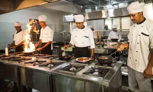 പൂട്ടുകയല്ലാതെ വേറെ രക്ഷയില്ല; ഗ്യാസ് വിലക്കയറ്റത്തിൽ നീറിപ്പുകഞ്ഞ് ഹോട്ടലുകൾ