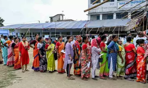പശ്ചിമ ബംഗാളിലെ 15 ബൂത്തുകളിൽ നാളെ റീപോളിങ്ങ്; തീരുമാനം ക്രമക്കേടുകൾ നടന്നതായി പരാതി ലഭിച്ചതോടെ