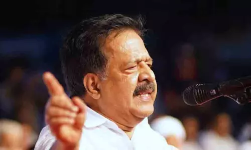 തൊഴിലാളി ആനുകൂല്യങ്ങൾ കേന്ദ്ര -സംസ്ഥാന സർക്കാരുകൾ കോർപ്പറേറ്റുകൾക്ക് അടിയറവെച്ചുവെന്ന് രമേശ് ചെന്നിത്തല