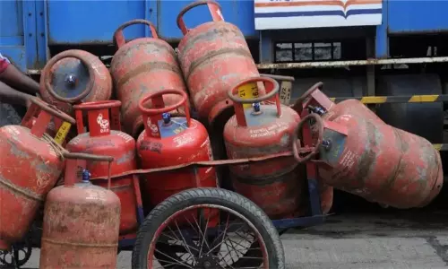 ഗാർഹിക പാചകവാതക പ്രതിസന്ധി രൂക്ഷം; സിലിണ്ടറിന് 50 രൂപ വരെ വർദ്ധിച്ചേക്കാം