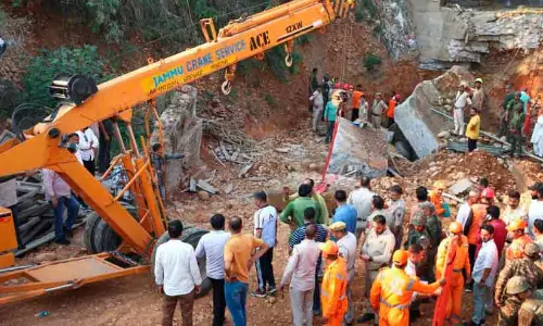 ജമ്മുവിൽ പാലം തകർന്ന് മൂന്ന് മരണം; എഞ്ചിനീയർമാർക്ക് സസ്പെൻഷൻ, അന്വേഷണത്തിന് ഉത്തരവ്