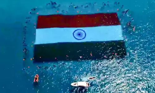സമുദ്രത്തിൽ ഏറ്റവും വലിയ ഇന്ത്യൻ പതാക വിരിച്ച് വിസ്മയക്കാഴ്ച; ലോക ഗിന്നസ് റെക്കോഡ് സ്വന്തമാക്കി ആൻഡമാൻ ഭരണകൂടം -വൈറൽ വിഡിയോ