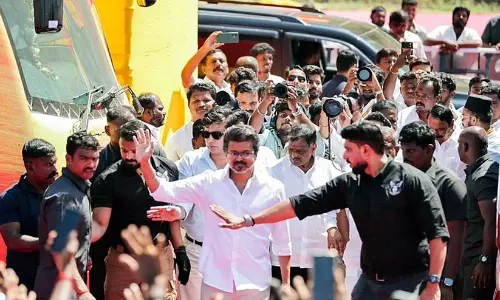 വേളാങ്കണ്ണിയിൽ വിജയ് ആരാധകരുടെ മുദ്രാവാക്യം വിളി; പ്രാർഥന വൈകി