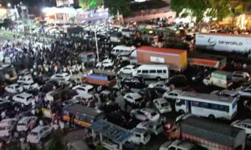 ബലാത്സംഗത്തിനിരയായി കൊല്ലപ്പെട്ട മൂന്നര വയസ്സുകാരിയുടെ തല കുത്തിപ്പൊട്ടിച്ച നിലയിൽ; പൂണെയിൽ ആളിക്കത്തി ജന രോഷം