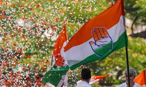 കെ.പി.സി.സിക്ക് മുന്നിൽ പന്തലൊരുക്കി, പായസത്തിനും ലഡുവിനും ഓഡർ നൽകി കോൺഗ്രസ് പ്രവർത്തകർ