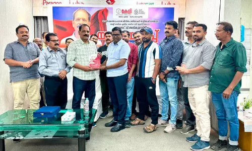 വി. ​ശ​ശി​കു​മാ​റി​ന് കേ​ളി യാ​ത്ര​യ​യ​പ്പ് ന​ൽ​കി