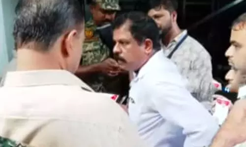 ക്യൂ.ആര്‍ കോഡ് സ്കാൻ ചെയ്യാനാകുന്നില്ല; തിരൂരിൽ കൗണ്ടിങ് ഏജന്റുമാരെ കയറ്റിവിടുന്നില്ലെന്ന് പരാതി