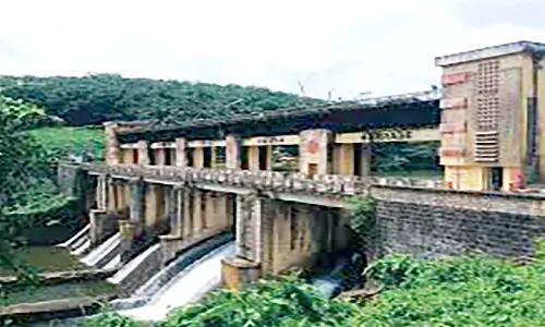 കേ​ര​ളം വി​യ​ർ​ക്കു​മ്പോ​ൾ ജ​ല​വൈ​ദ്യു​തി സ്വ​കാ​ര്യ ക​മ്പ​നി​ക്ക്; മ​ണി​യാ​ർ ഉ​യ​ർ​ത്തു​ന്ന​ത് നി​ര​വ​ധി ചോ​ദ്യ​ങ്ങ​ൾ