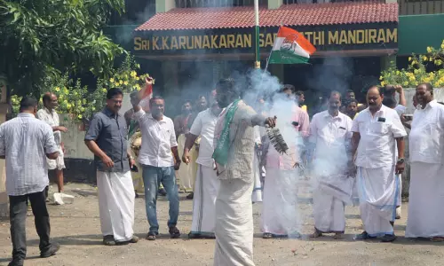 യു.ഡി.എഫിന് സെഞ്ച്വറി, 102 സീറ്റിൽ ലീഡ്, മുഖ്യമന്ത്രിയടക്കം 14 മന്ത്രിമാർ പിന്നിൽ; എൽ.ഡി.എഫ് 37, എൻ.ഡി.എ ഒന്ന്