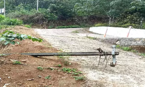 വൈ​ദ്യു​തി​ത്തൂ​ൺ ത​ക​ർ​ന്നു; മൂ​ന്നു ദി​വ​സ​മാ​യി   വൈ​ദ്യു​തി​യി​ല്ലാ​തെ കു​ടും​ബ​ങ്ങ​ൾ