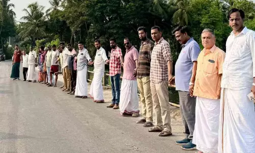 വെ​ങ്ങ​ന്നൂ​ർ പാ​ല​ത്തി​ന്റെ അ​പ​ക​ടാ​വ​സ്ഥ മ​നു​ഷ്യ​ച്ച​ങ്ങ​ല തീ​ർ​ത്ത് നാ​ട്ടു​കാ​ർ