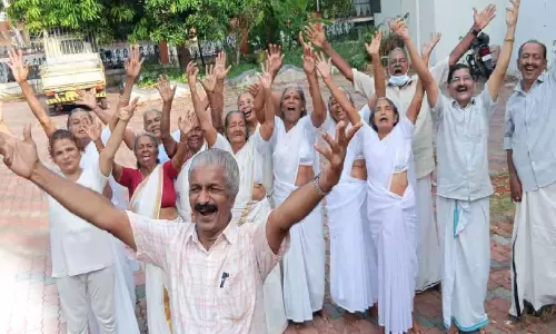 വിജയനാഥൻ ചിരിക്കുകയും ചിരിക്കാൻ പഠിപ്പിക്കുകയുമാണ്