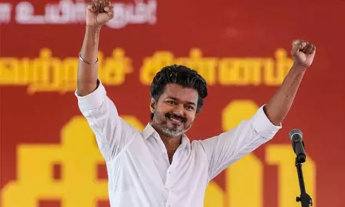 ആരാധകവൃന്ദത്തെ രഷ്ട്രീയ മുന്നേറ്റമാക്കി; നാലു പതിറ്റാണ്ടിന് ശേഷം എം.ജി.ആറിന്‍റെ വഴിയെ നടൻ വിജയ്