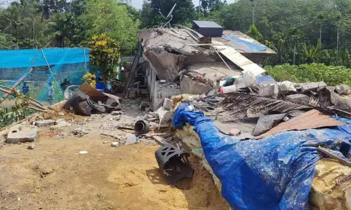 അ​ന​ധി​കൃ​ത മ​ണ്ണെ​ടു​പ്പ് പൊ​ലീ​സി​നെ അ​റി​യി​ച്ചു; യു​വാ​വി​ന് നേ​രെ ആ​ക്ര​മ​ണം