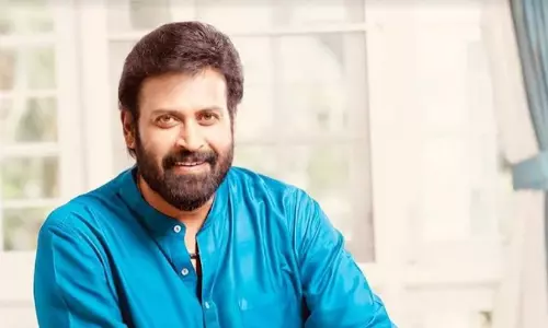 ‘ഇളയ ദളപതി മുഖ്യമന്ത്രിയായി അരങ്ങേറുമ്പോൾ മൂന്നു സിനിമകളിൽ കൂടെ അഭിനയിച്ചതിൽ അഭിമാനം’; അഭിനന്ദനവുമായി മനോജ് കെ. ജയൻ
