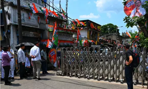 മമതയുടെ വസതിക്ക് മുന്നിൽ ‘ജയ് ശ്രീറാം’ വിളി; ബംഗാളിൽ സുരക്ഷ ശക്തമാക്കി