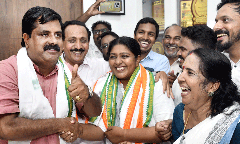വടക്കൻ കാറ്റിൽ കടപുഴകി ഇടത് കോട്ടകൾ വടക്കൻ കാറ്റിൽ കടപുഴകി ഇടത് കോട്ടകൾ