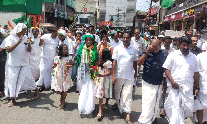 കൈകോർത്ത് വയനാട്: ജില്ലയിലെ മൂന്ന് മണ്ഡലങ്ങളിലും യു.ഡി.എഫ് തേരോട്ടം കൈകോർത്ത് വയനാട്: ജില്ലയിലെ മൂന്ന് മണ്ഡലങ്ങളിലും യു.ഡി.എഫ് തേരോട്ടം