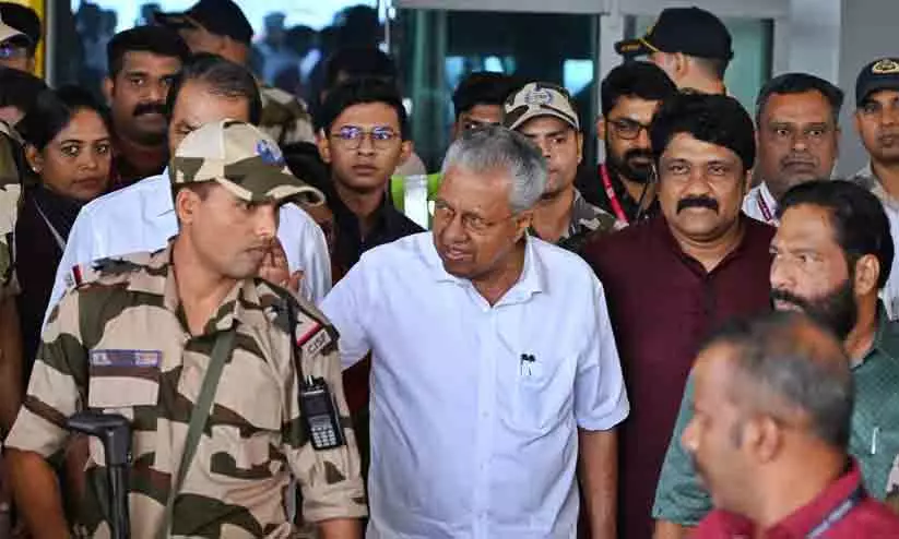 ഔദ്യോഗിക വാഹനമുപേക്ഷിച്ച് പൊലീസ് എസ്കോർട്ടില്ലാതെ പിണറായി തിരുവനന്തപുരത്തിറങ്ങി; യാത്ര എ.കെ.ജി സെന്ററിലെ കാറിൽ ഔദ്യോഗിക വാഹനമുപേക്ഷിച്ച് പൊലീസ് എസ്കോർട്ടില്ലാതെ പിണറായി തിരുവനന്തപുരത്തിറങ്ങി; യാത്ര എ.കെ.ജി സെന്ററിലെ കാറിൽ