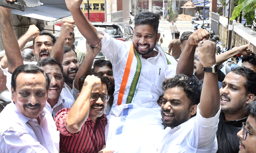 ഇടതുകോട്ട തകർത്ത വി.ടി. സൂരജിന് ബാലുശ്ശേരിയിൽ ചരിത്ര വിജയം ഇടതുകോട്ട തകർത്ത വി.ടി. സൂരജിന് ബാലുശ്ശേരിയിൽ ചരിത്ര വിജയം