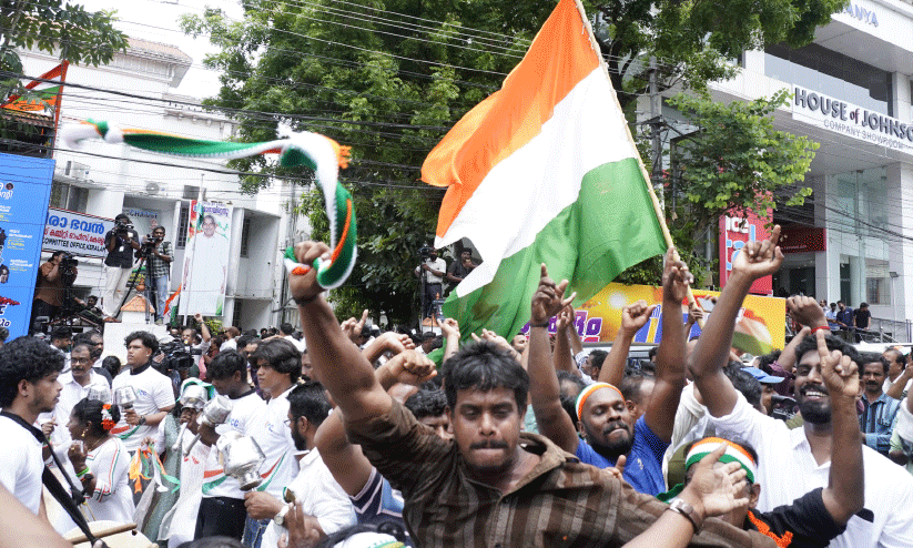 ത്രില്ലർ പോരാട്ടത്തിൽ ഇടതുകോട്ടകൾ തകർന്നു; യു.ഡി.എഫിന് മികച്ച തിരിച്ചുവരവ് ത്രില്ലർ പോരാട്ടത്തിൽ ഇടതുകോട്ടകൾ തകർന്നു; യു.ഡി.എഫിന് മികച്ച തിരിച്ചുവരവ്