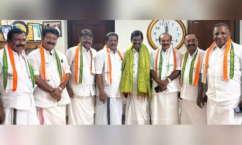 രണ്ടു മന്ത്രിസ്ഥാനവും ചീഫ് വിപ്പ് പദവിയും കേരള കോണ്ഗ്രസ് ആവശ്യപ്പെടും; മോന്സ് നിയമസഭ കക്ഷിനേതാവ് രണ്ടു മന്ത്രിസ്ഥാനവും ചീഫ് വിപ്പ് പദവിയും കേരള കോണ്ഗ്രസ് ആവശ്യപ്പെടും; മോന്സ് നിയമസഭ കക്ഷിനേതാവ്