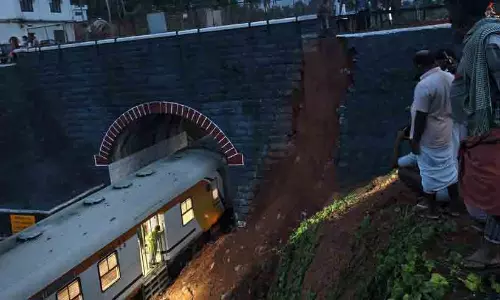 സംരക്ഷണ ഭിത്തി ഇടിഞ്ഞുവീണു; മെമു ട്രെയിൻ തിരിച്ചുവിട്ടു