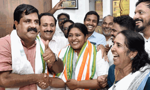 വടക്കൻ കാറ്റിൽ കടപുഴകി​ ഇടത്​ കോട്ടകൾ