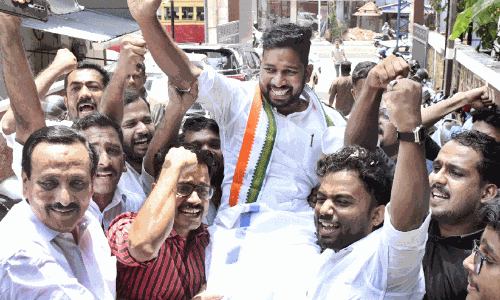 ഇ​ട​തു​കോ​ട്ട ത​ക​ർ​ത്ത വി.​ടി. സൂ​ര​ജി​ന് ബാ​ലു​ശ്ശേ​രി​യി​ൽ ച​രി​ത്ര വി​ജ​യം