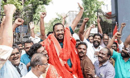 വർഗീയതക്ക് പിടികൊടുക്കാതെ ജനാധിപത്യത്തെ പുൽകി തൃശൂർ