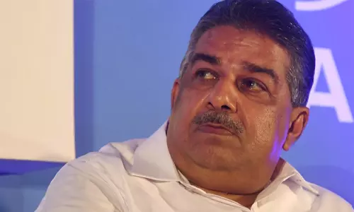 അളിയാ ചുമ്മാ ഇരിക്കണ്ട പത്ത് രൂപ പിടിച്ചോ; മൈൽകുറ്റികൾക്ക് പോലും പണം നൽകി സ്വാധീനിച്ച് നേടിയ വിജയമെന്ന് സജി ചെറിയാൻ