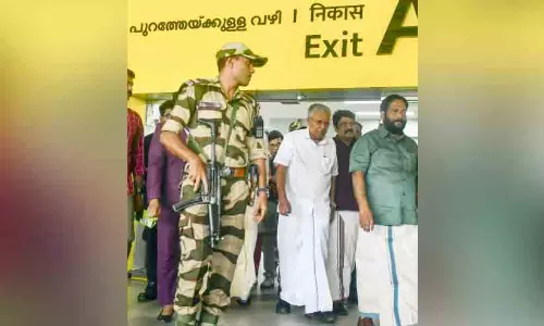 അധികാര അലങ്കാരങ്ങൾ അഴിച്ച്, മൗനംതുടർന്ന് പിണറായി