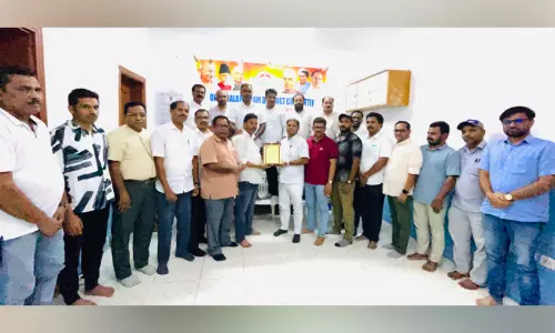 ഇ.​പി. മു​ഹ​മ്മ​ദ​ലി​ക്ക് ജി​ദ്ദ ഒ.​ഐ.​സി.​സി മ​ല​പ്പു​റം ജി​ല്ലാ​ക​മ്മി​റ്റി യാ​ത്ര​യ​യ​പ്പ് ന​ൽ​കി