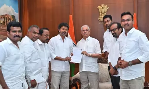 തമിഴ്നാട് ഗവർണറുമായി കൂടിക്കാഴ്ച നടത്തി വിജയ്; സർക്കാർ രൂപീകരിക്കാൻ നീക്കങ്ങൾ ശക്തം