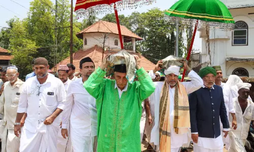 വർണക്കാഴ്ചയായി തട്ടാന്‍ പെട്ടി വരവ്; കൊണ്ടോട്ടി നേര്‍ച്ചക്ക് പരിസമാപ്തി