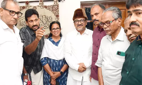 തിരക്കിലമർന്ന് പാണക്കാട്; നേതാക്കളുടെ സന്ദർശനം തുടരുന്നു