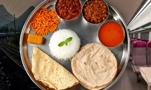 ട്രെയിനിൽ ഭക്ഷണത്തിന് അമിത വില ഈടാക്കുന്നുണ്ടോ? എങ്ങനെ പ്രതികരിക്കാം ട്രെയിനിൽ ഭക്ഷണത്തിന് അമിത വില ഈടാക്കുന്നുണ്ടോ? എങ്ങനെ പ്രതികരിക്കാം