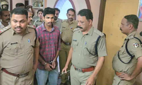 അമ്മയെ കഴുത്തറത്തു കൊന്ന കേസ്; പ്രതിയെ വീട്ടിലെത്തിച്ച് തെളിവെടുത്തു