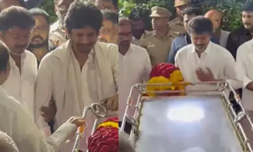 ആർ.ബി ചൗധരിക്ക് വിട; മകൻ ജീവയെ ചേർത്തുപിടിച്ച് ആശ്വസിപ്പിച്ച് വിജയ്