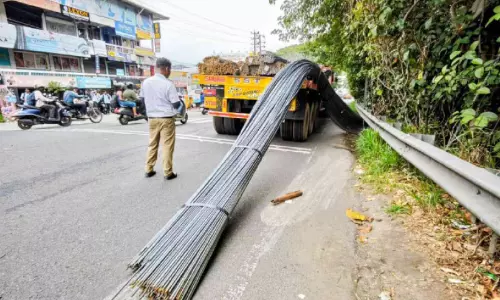 ലോറിയിൽനിന്ന് ഇരുമ്പുകമ്പി റോഡിലേക്ക് വീണു; കാൽനടക്കാർ തലനാരിഴക്ക് രക്ഷപ്പെട്ടു