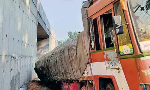 പൊയിൽക്കാവ് സർവിസ് റോഡിൽ ലോറിയുടെ ടയർ താഴ്ന്നു, നിർമാണത്തിലെ അപാകതയെന്ന് നാട്ടുകാർ
