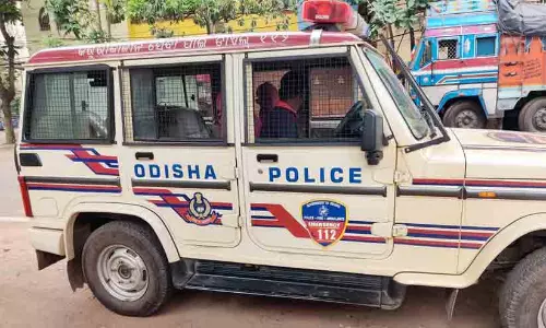 ഓടിവായോ പൊലീസേ, ഞങ്ങളെ രക്ഷിക്കണേ...  മോഷണ ശ്രമത്തിനിടെ നാട്ടുകാർ പിടികൂടി: പൊലീസിന്റെ സഹായം തേടി മോഷ്ടാക്കൾ