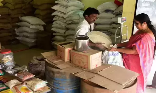 റേഷനരി വില കൂട്ടിയോ? കിലോക്ക് 10.90ല് നിന്ന് 26 രൂപയാക്കിയോ? വിശദീകരണവുമായി ഭക്ഷ്യവകുപ്പ് റേഷനരി വില കൂട്ടിയോ? കിലോക്ക് 10.90ല് നിന്ന് 26 രൂപയാക്കിയോ? വിശദീകരണവുമായി ഭക്ഷ്യവകുപ്പ്