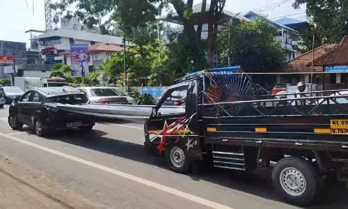 മെറ്റൽ ഷീറ്റുകൾ ഊർന്നിറങ്ങി കാറിന്റെ ചില്ല് തകർന്നു
