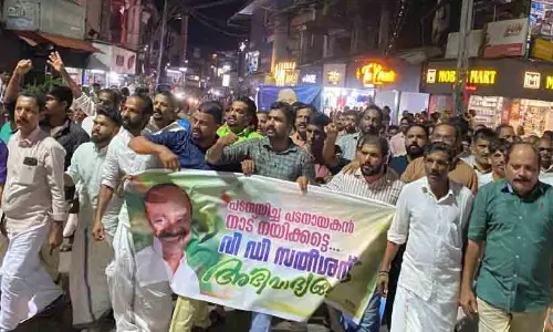 ച​ങ്കേ ക​ര​ളേ വി.​ഡി.​എ​സ്സേ, അ​ങ്ങീ നാ​ട്​ ഭ​രി​ക്കേ​ണം; പാതിരാത്രിയിലും തെരുവ് നിറഞ്ഞ് സതീശൻ അനുകൂലികള്‍