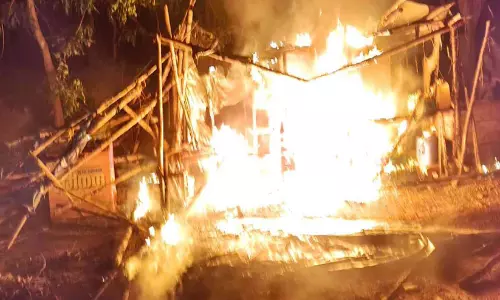 മെഡിക്കൽ കോളജിനു സമീപം   പെട്ടിക്കടക്ക് തീപിടിച്ചു